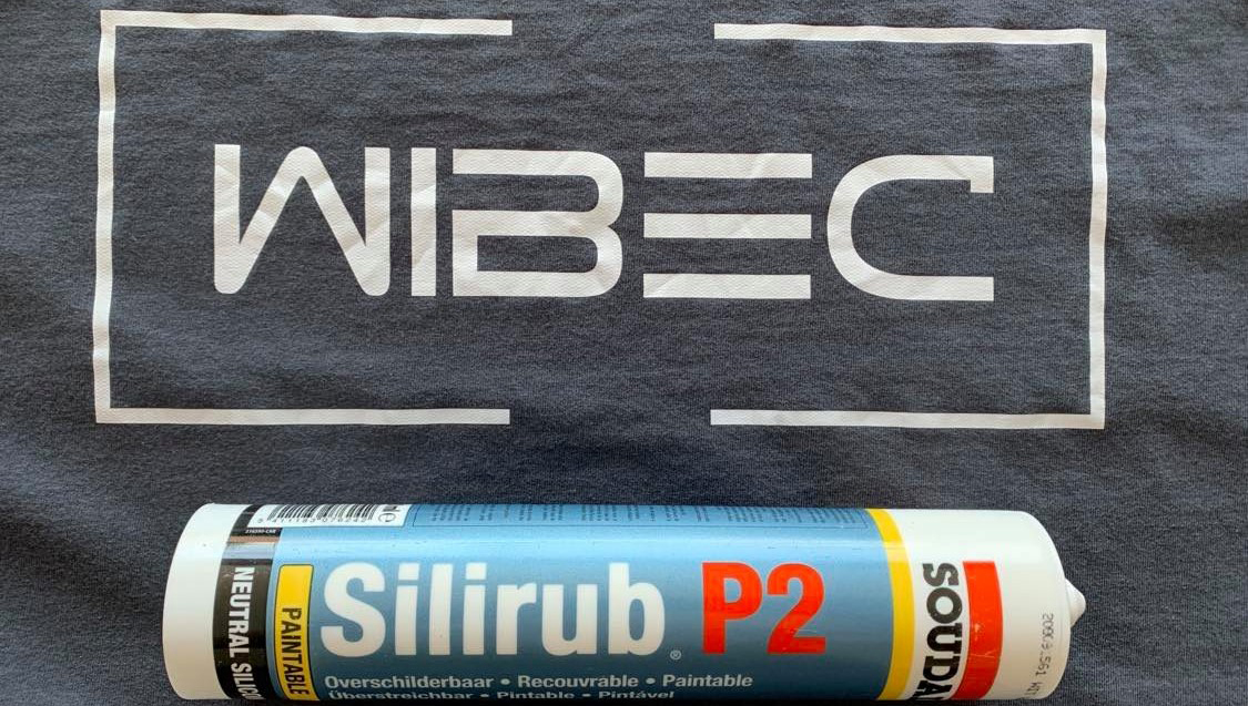 tuben silicone op een t-shirt